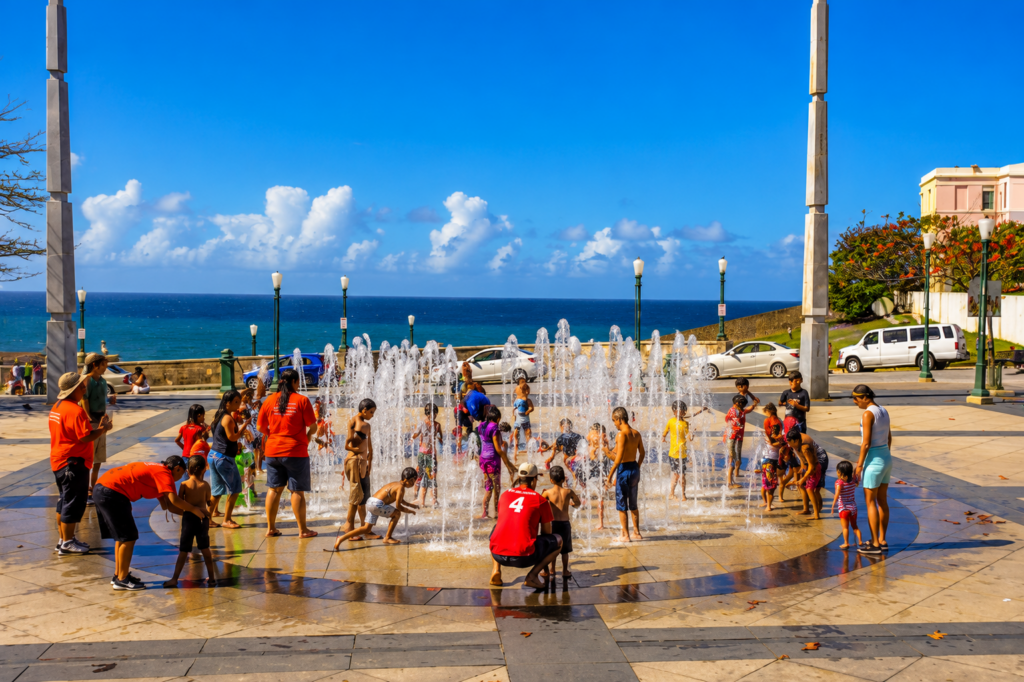 San Juan with Kids: The Complete Family Travel Guide - Cool Off at Parque del Tótem (Plaza del Quinto Centenario)